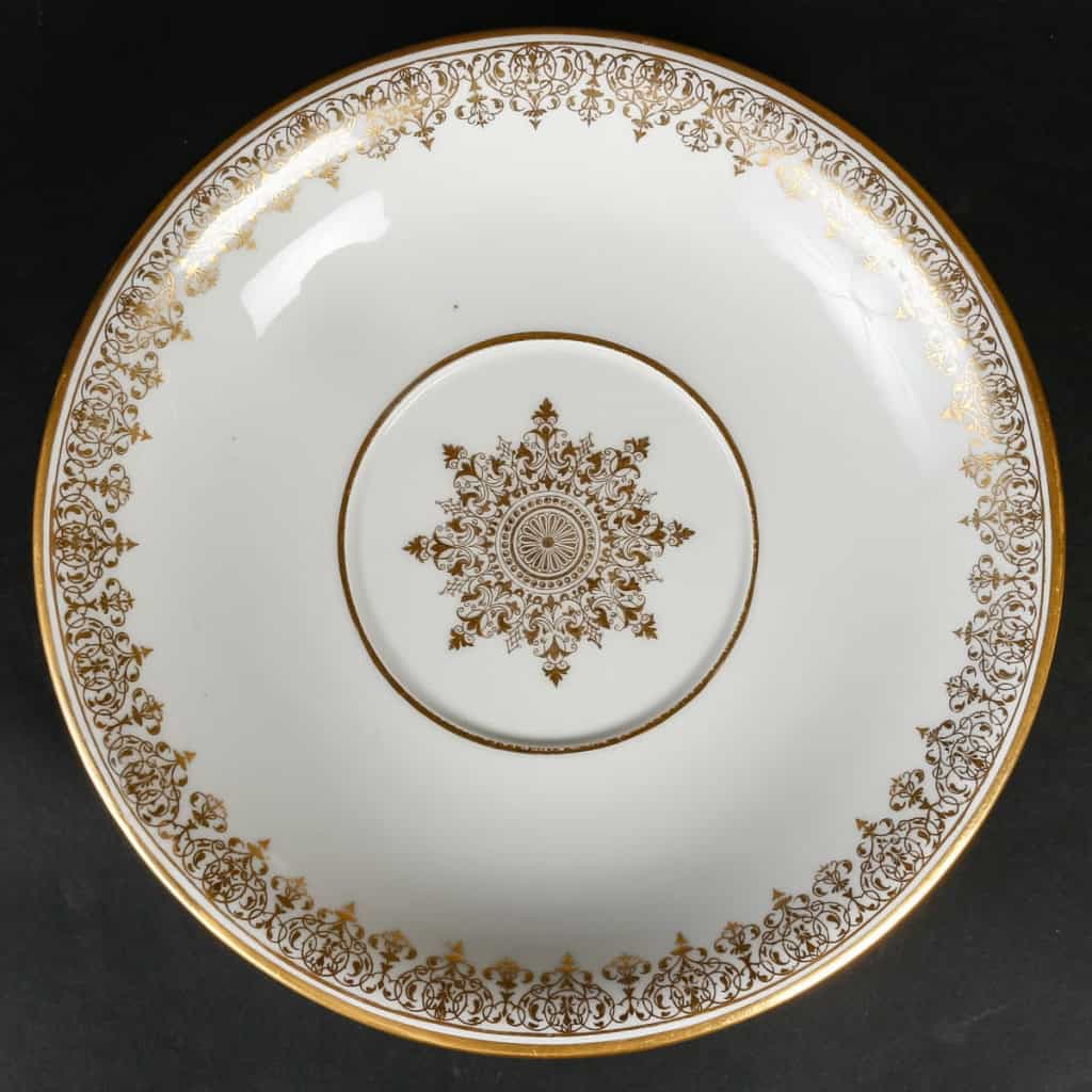 Bol à bouillon couvert blanc et or, circa 1869