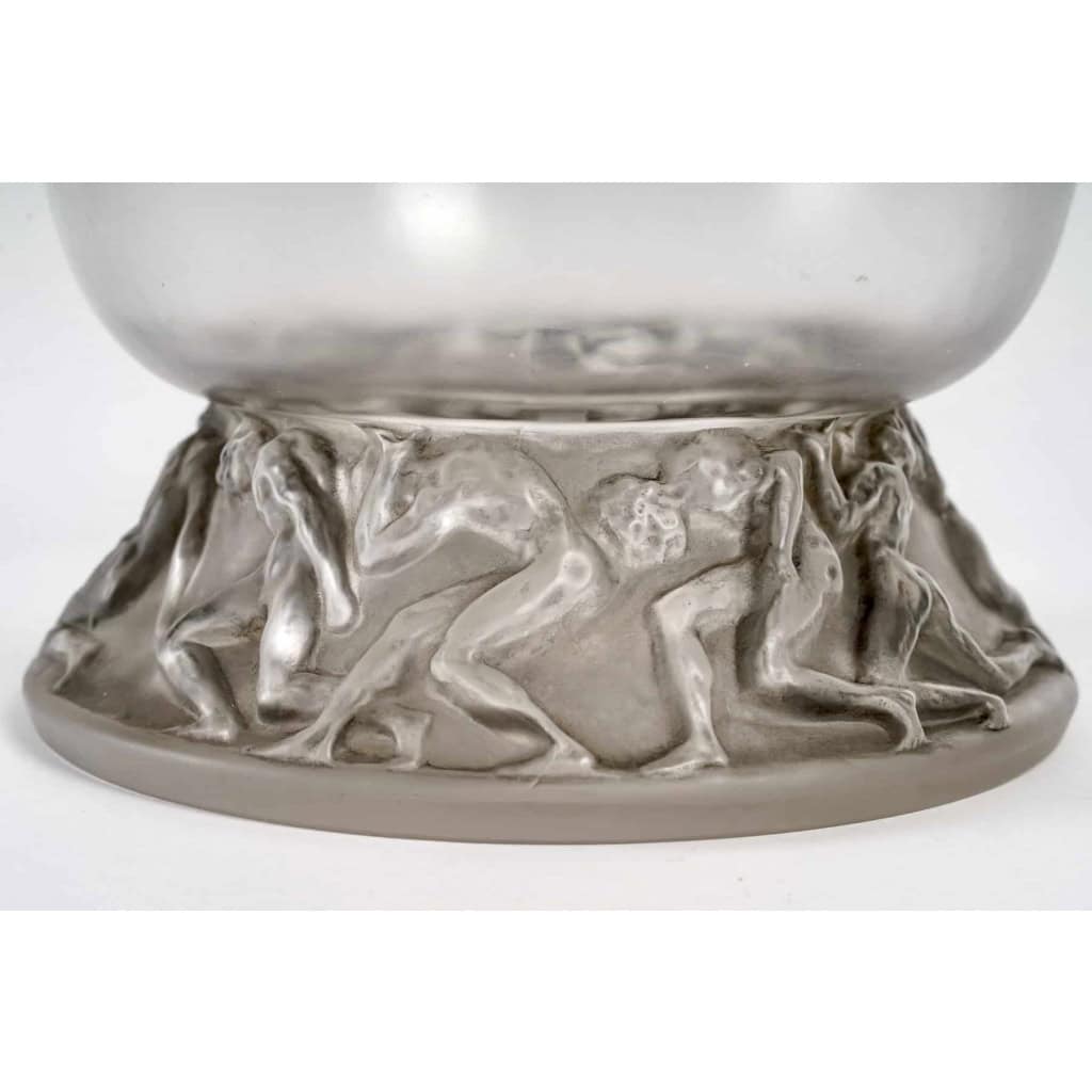 Vase « Lutteurs » verre blanc patiné gris de René LALIQUE | Biron Vase "Lutteurs" verre blanc patiné gris de René LALIQUE