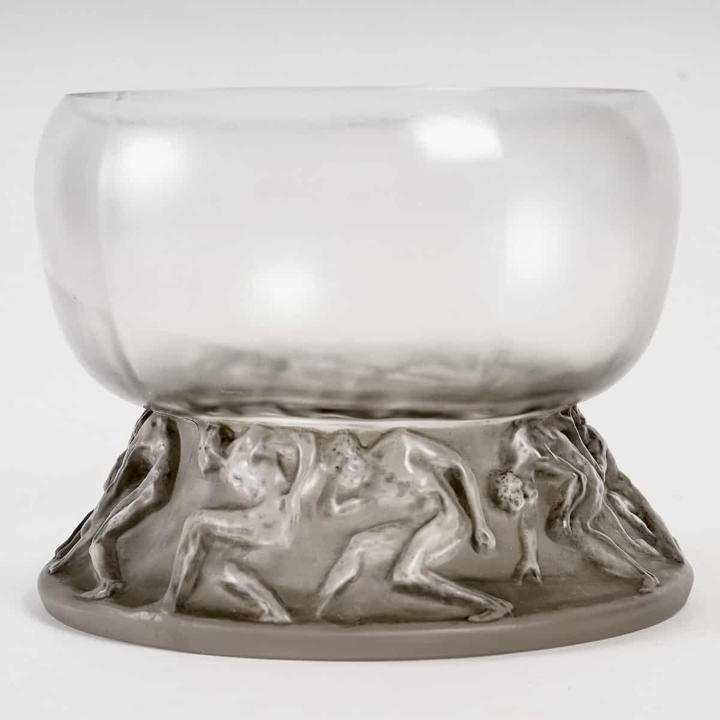 Vase « Lutteurs » verre blanc patiné gris de René LALIQUE | Biron Vase "Lutteurs" verre blanc patiné gris de René LALIQUE