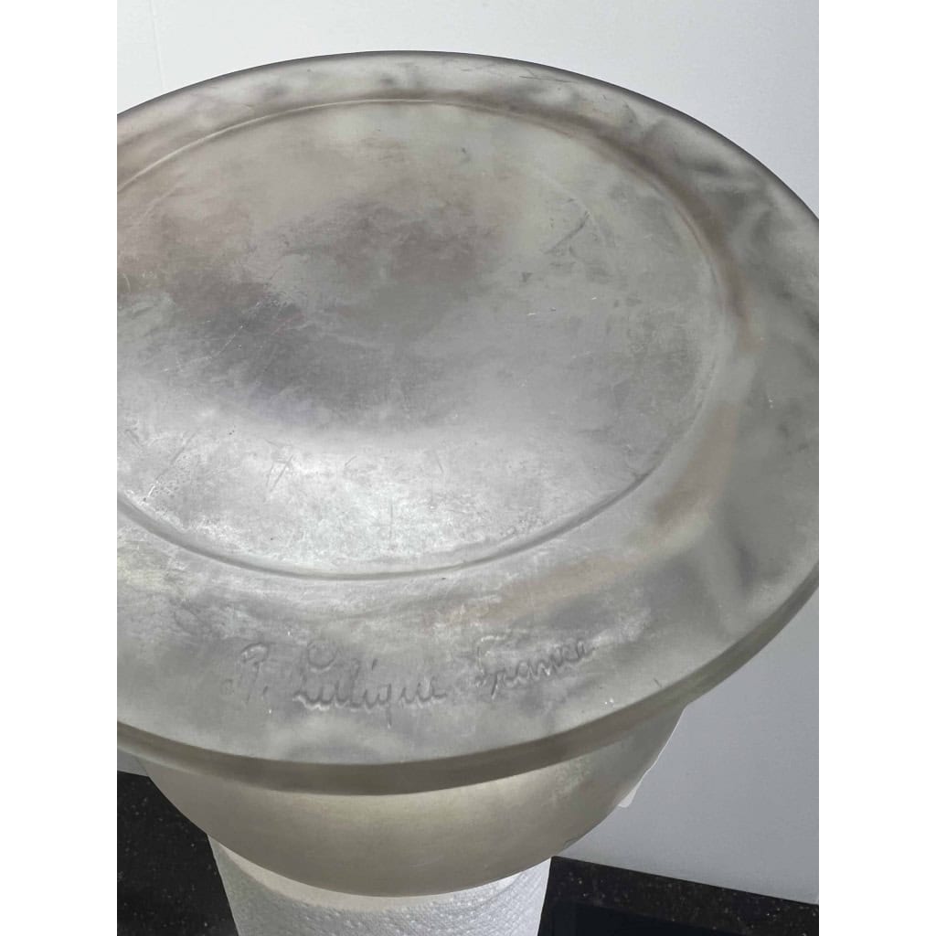 Vase « Lutteurs » verre blanc patiné gris de René LALIQUE | Biron Vase "Lutteurs" verre blanc patiné gris de René LALIQUE