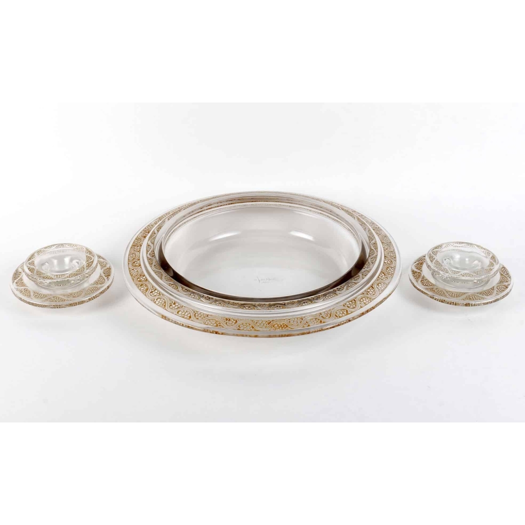 Paire de Bougeoirs et Coupe "Ricquewihr" verre blanc patiné sépia de René LALIQUE