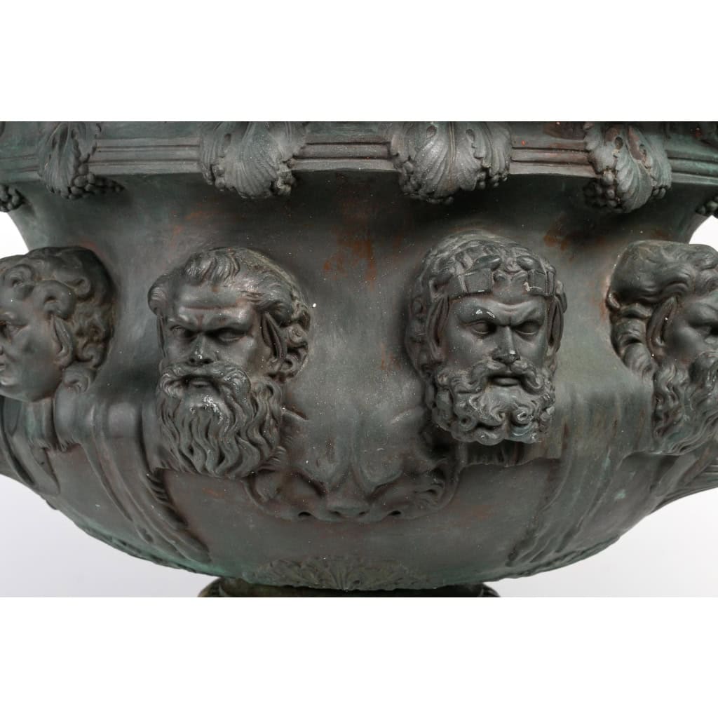 Important vase de Warwick en bronze à patine à l’antique, signé Barbedienne. Epoque XIXème siècle | Biron Important vase de Warwick en bronze à patine à l'antique, signé Barbedienne. Epoque XIXème siècle