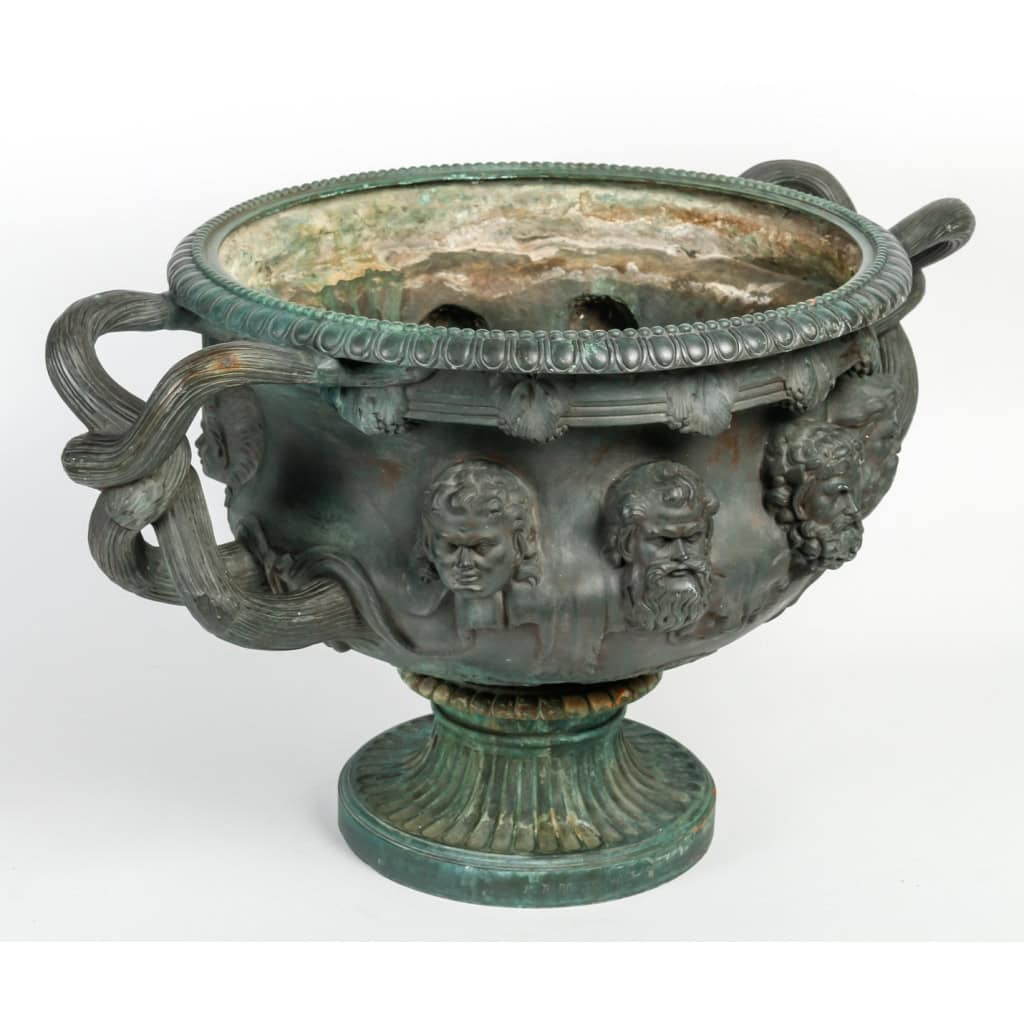 Important vase de Warwick en bronze à patine à l’antique, signé Barbedienne. Epoque XIXème siècle | Biron Important vase de Warwick en bronze à patine à l'antique, signé Barbedienne. Epoque XIXème siècle
