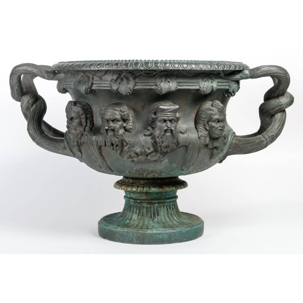 Important vase de Warwick en bronze à patine à l’antique, signé Barbedienne. Epoque XIXème siècle | Biron Important vase de Warwick en bronze à patine à l'antique, signé Barbedienne. Epoque XIXème siècle