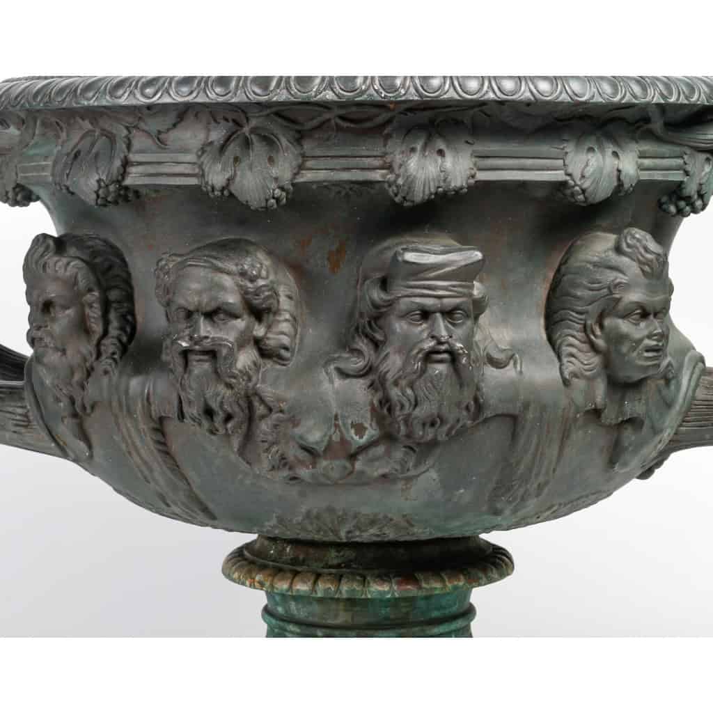 Important vase de Warwick en bronze à patine à l’antique, signé Barbedienne. Epoque XIXème siècle | Biron Important vase de Warwick en bronze à patine à l'antique, signé Barbedienne. Epoque XIXème siècle