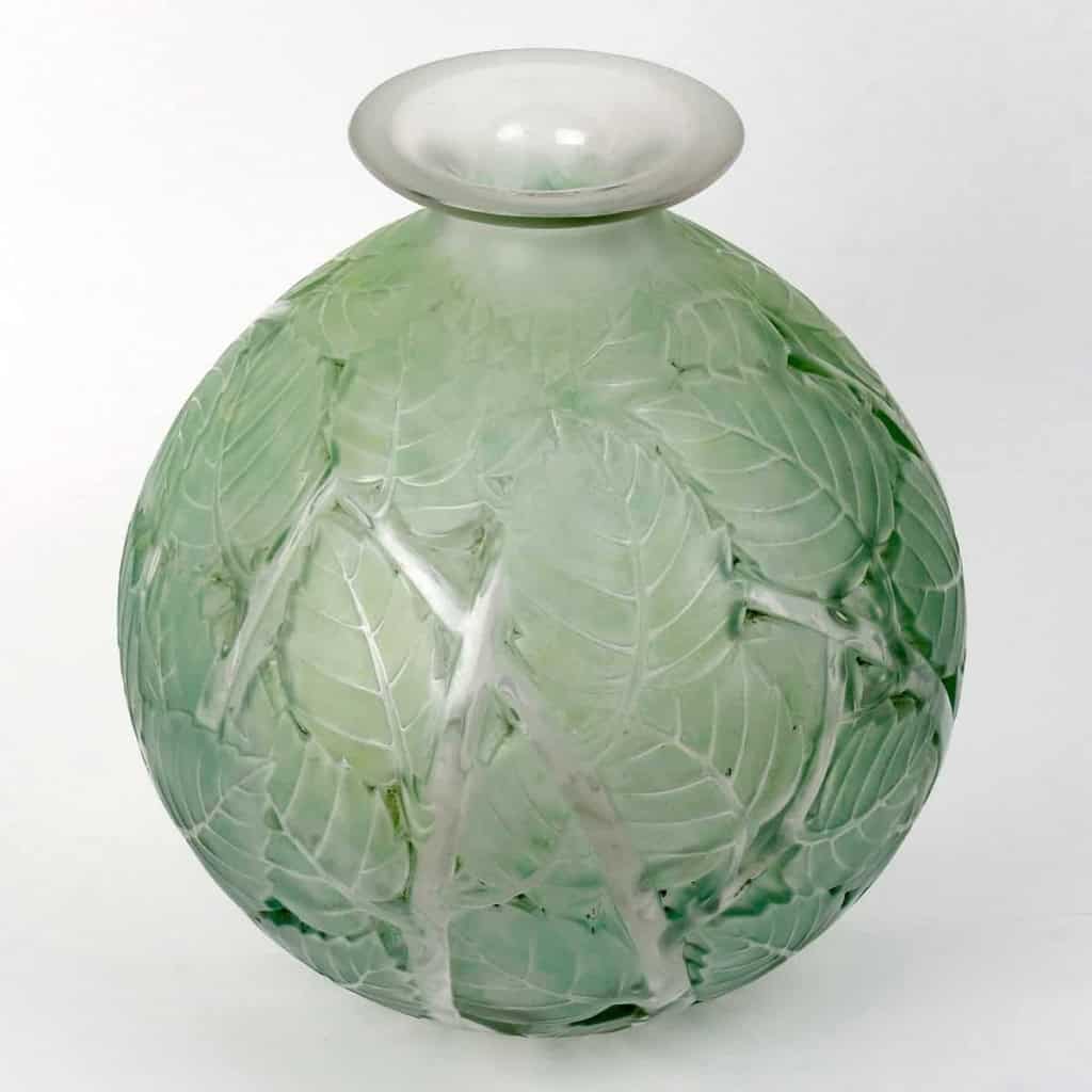 Vase « Milan » verre blanc patiné vert de René LALIQUE | Biron Vase "Milan" verre blanc patiné vert de René LALIQUE