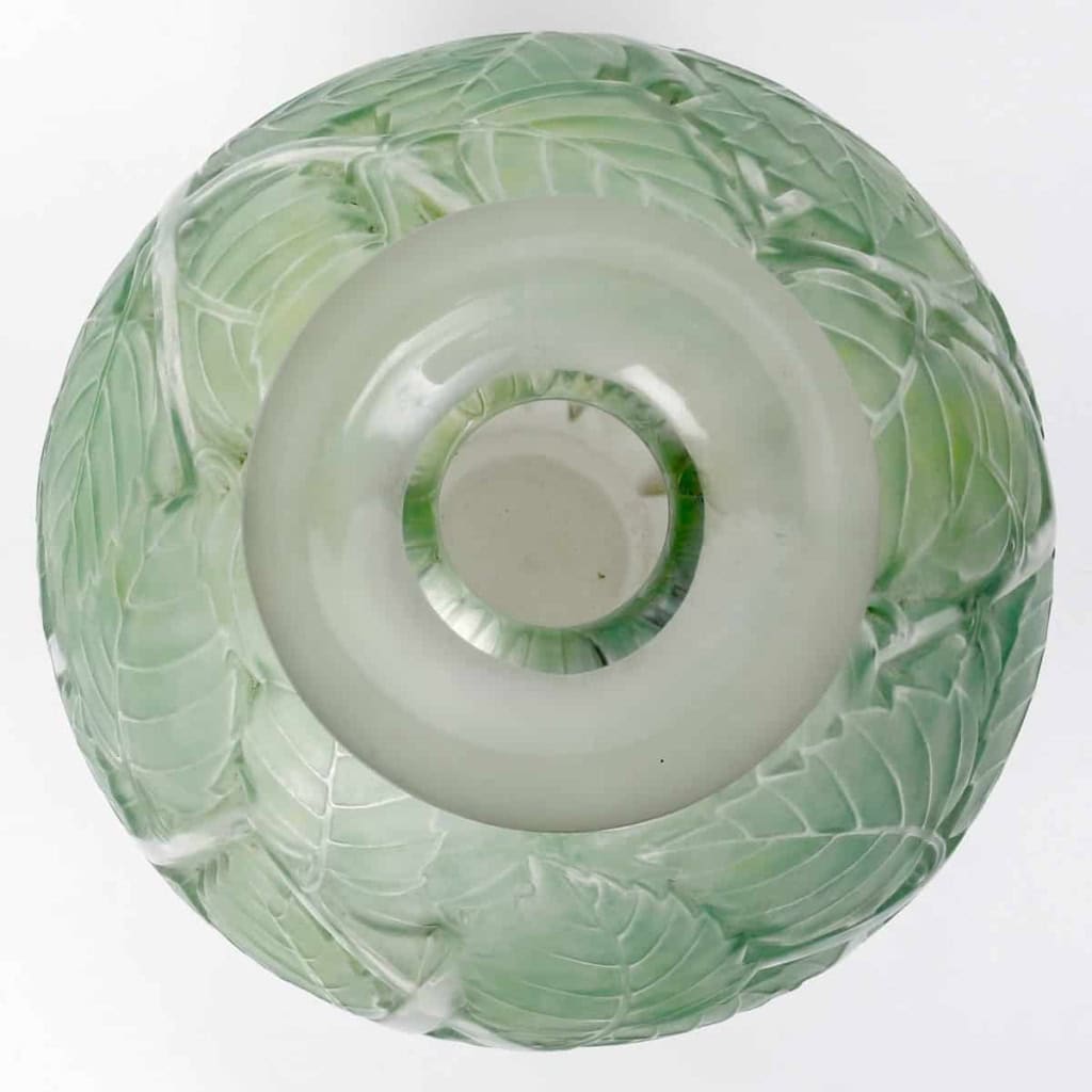 Vase « Milan » verre blanc patiné vert de René LALIQUE | Biron Vase "Milan" verre blanc patiné vert de René LALIQUE