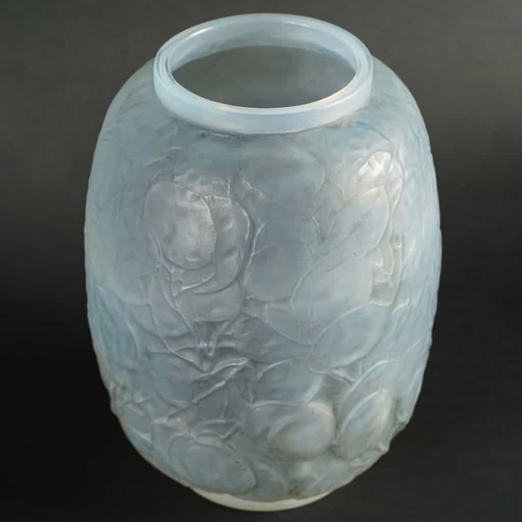 Vase « Monnaie du Pape » verre opalescent patiné gris de René LALIQUE | Biron Vase "Monnaie du Pape" verre opalescent patiné gris de René LALIQUE