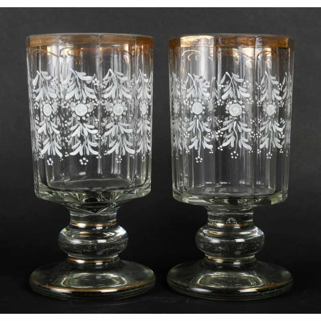 Paire de vases émaillés blanc et or, XIXème siècle | Biron Paire de vases émaillés blanc et or, XIXème siècle