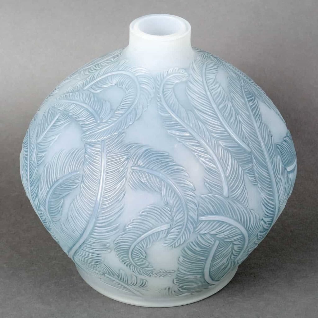Vase « Plumes » verre opalescent patiné bleu de René LALIQUE | Biron Vase "Plumes" verre opalescent patiné bleu de René LALIQUE