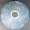 Vase « Plumes » verre opalescent patiné bleu de René LALIQUE | Biron Vase "Plumes" verre opalescent patiné bleu de René LALIQUE