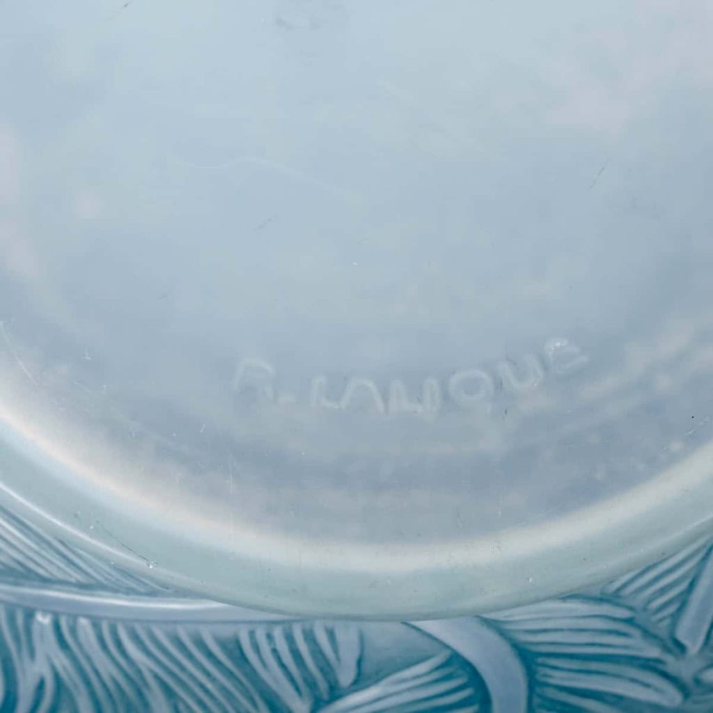 Vase « Plumes » verre opalescent patiné bleu de René LALIQUE | Biron Vase "Plumes" verre opalescent patiné bleu de René LALIQUE