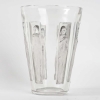 Vase « Gobelet Six Figurines » verre blanc patiné gris de René LALIQUE | Biron Vase "Gobelet Six Figurines" verre blanc patiné gris de René LALIQUE