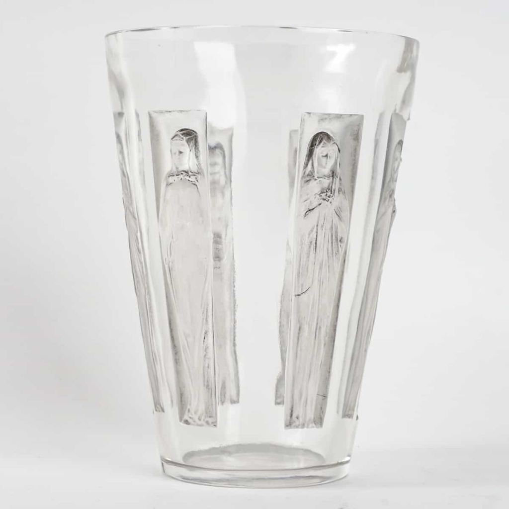 Vase « Gobelet Six Figurines » verre blanc patiné gris de René LALIQUE | Biron Vase "Gobelet Six Figurines" verre blanc patiné gris de René LALIQUE