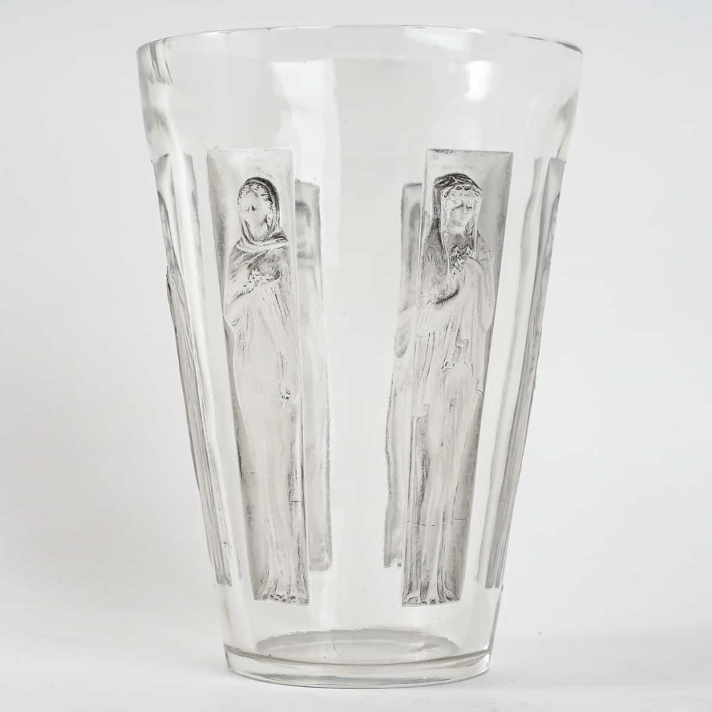 Vase « Gobelet Six Figurines » verre blanc patiné gris de René LALIQUE | Biron Vase "Gobelet Six Figurines" verre blanc patiné gris de René LALIQUE