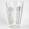 Vase « Gobelet Six Figurines » verre blanc patiné gris de René LALIQUE | Biron Vase "Gobelet Six Figurines" verre blanc patiné gris de René LALIQUE