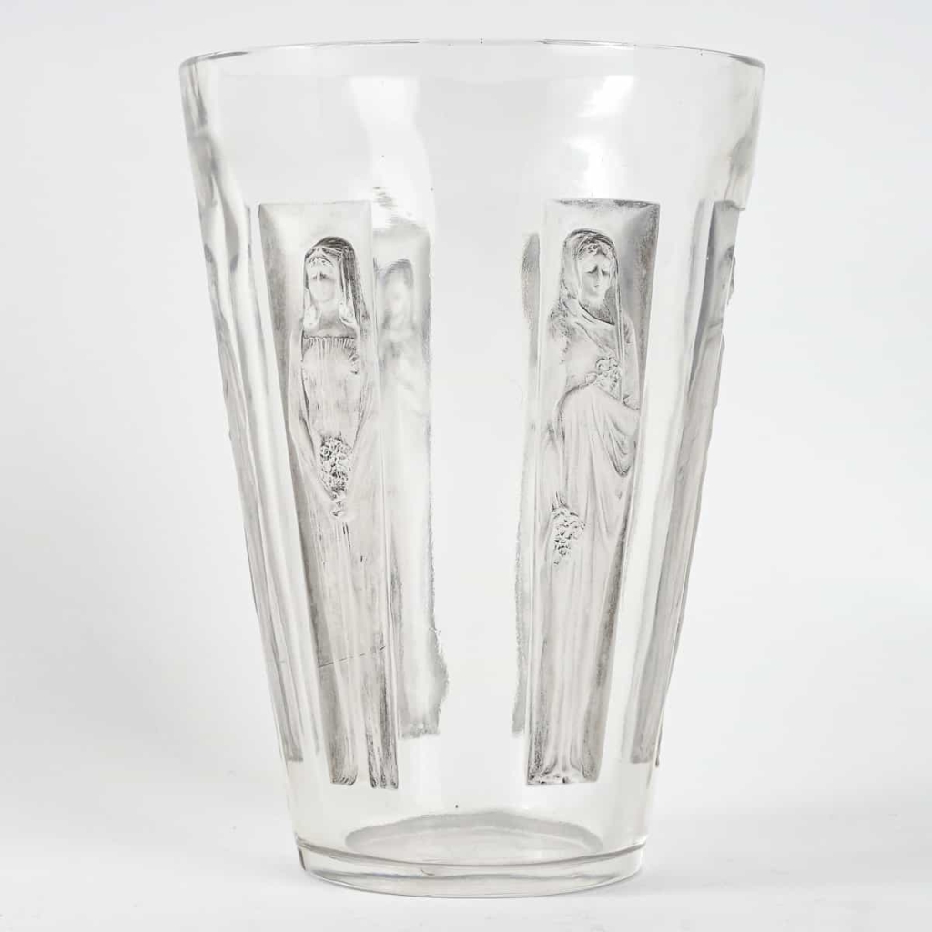 Vase « Gobelet Six Figurines » verre blanc patiné gris de René LALIQUE | Biron Vase "Gobelet Six Figurines" verre blanc patiné gris de René LALIQUE
