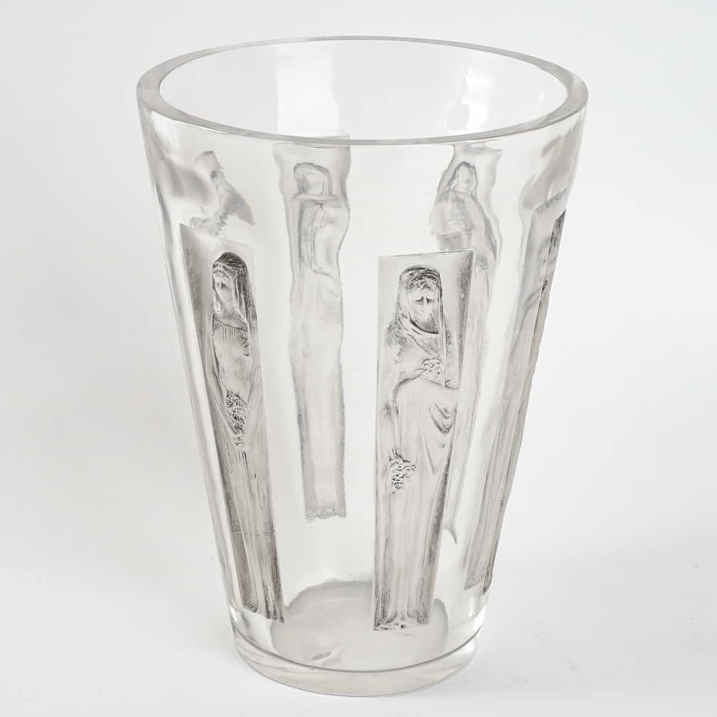 Vase « Gobelet Six Figurines » verre blanc patiné gris de René LALIQUE | Biron Vase "Gobelet Six Figurines" verre blanc patiné gris de René LALIQUE