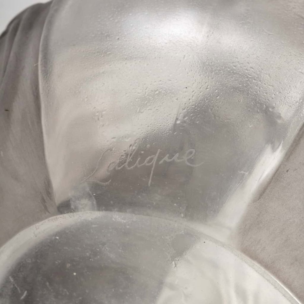 Carafe « Sirènes et Grenouilles » verre blanc patiné gris de René LALIQUE | Biron Carafe "Sirènes et Grenouilles" verre blanc patiné gris de René LALIQUE