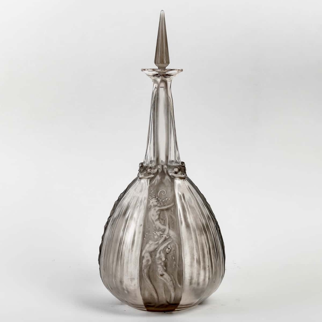 Carafe « Sirènes et Grenouilles » verre blanc patiné gris de René LALIQUE | Biron Carafe "Sirènes et Grenouilles" verre blanc patiné gris de René LALIQUE