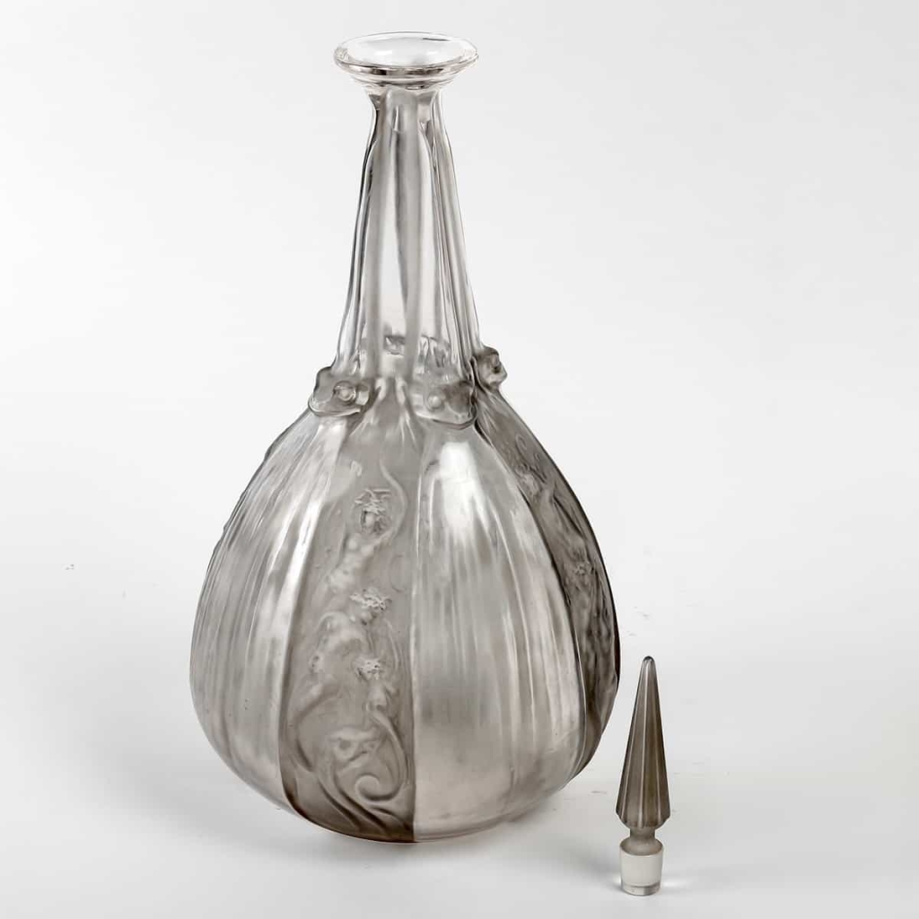 Carafe « Sirènes et Grenouilles » verre blanc patiné gris de René LALIQUE | Biron Carafe "Sirènes et Grenouilles" verre blanc patiné gris de René LALIQUE