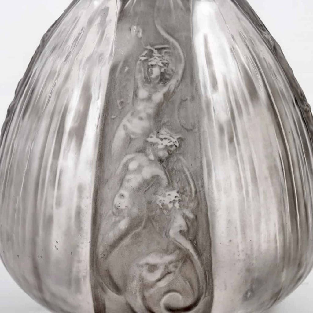 Carafe « Sirènes et Grenouilles » verre blanc patiné gris de René LALIQUE | Biron Carafe "Sirènes et Grenouilles" verre blanc patiné gris de René LALIQUE