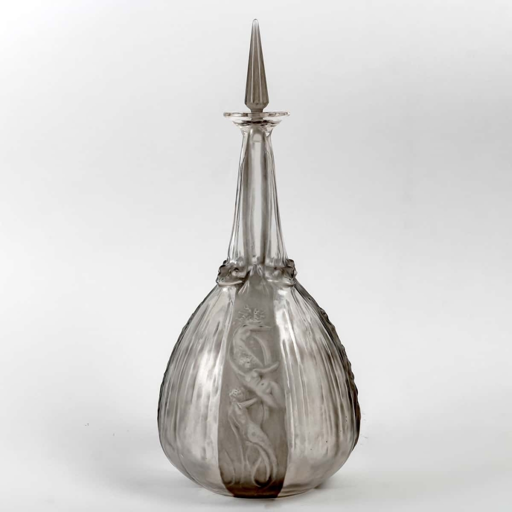 Carafe « Sirènes et Grenouilles » verre blanc patiné gris de René LALIQUE | Biron Carafe "Sirènes et Grenouilles" verre blanc patiné gris de René LALIQUE