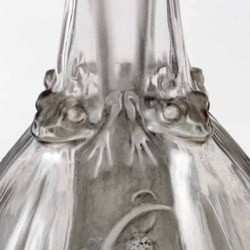 Carafe « Sirènes et Grenouilles » verre blanc patiné gris de René LALIQUE | Biron Carafe "Sirènes et Grenouilles" verre blanc patiné gris de René LALIQUE