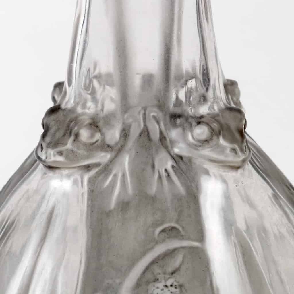 Carafe « Sirènes et Grenouilles » verre blanc patiné gris de René LALIQUE | Biron Carafe "Sirènes et Grenouilles" verre blanc patiné gris de René LALIQUE