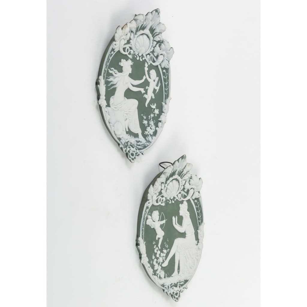 Paire de plaques en porcelaine de style Wedgwood fin XIXème siècle | Biron Paire de plaques en porcelaine de style Wedgwood fin XIXème siècle