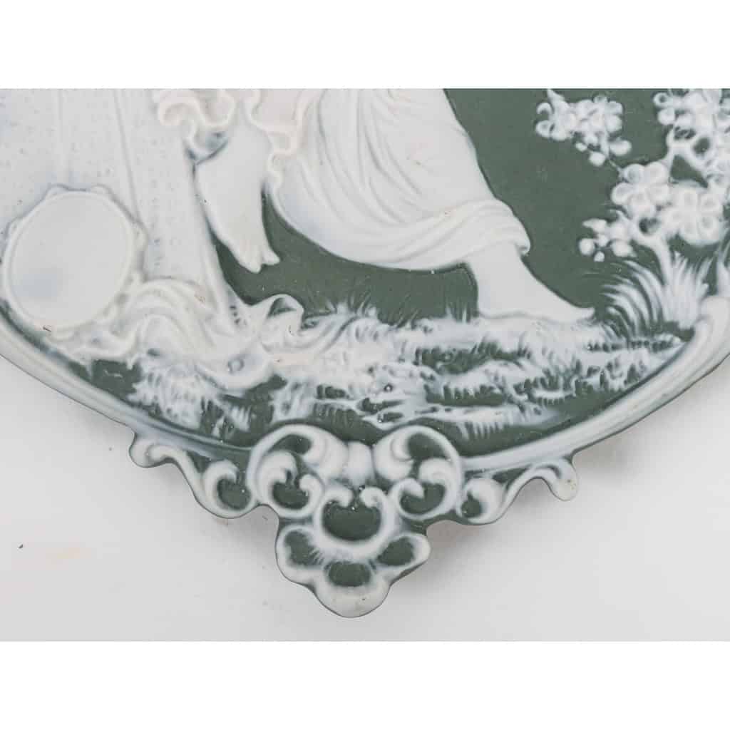 Paire de plaques en porcelaine de style Wedgwood fin XIXème siècle | Biron Paire de plaques en porcelaine de style Wedgwood fin XIXème siècle