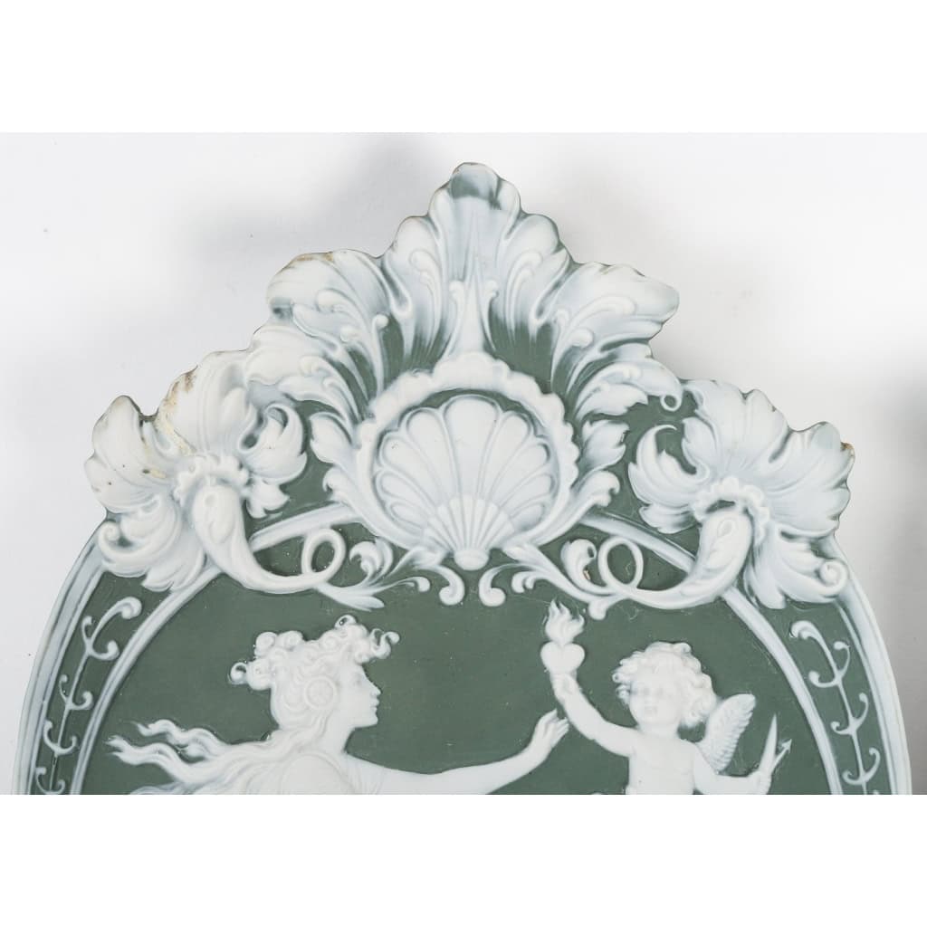 Paire de plaques en porcelaine de style Wedgwood fin XIXème siècle | Biron Paire de plaques en porcelaine de style Wedgwood fin XIXème siècle