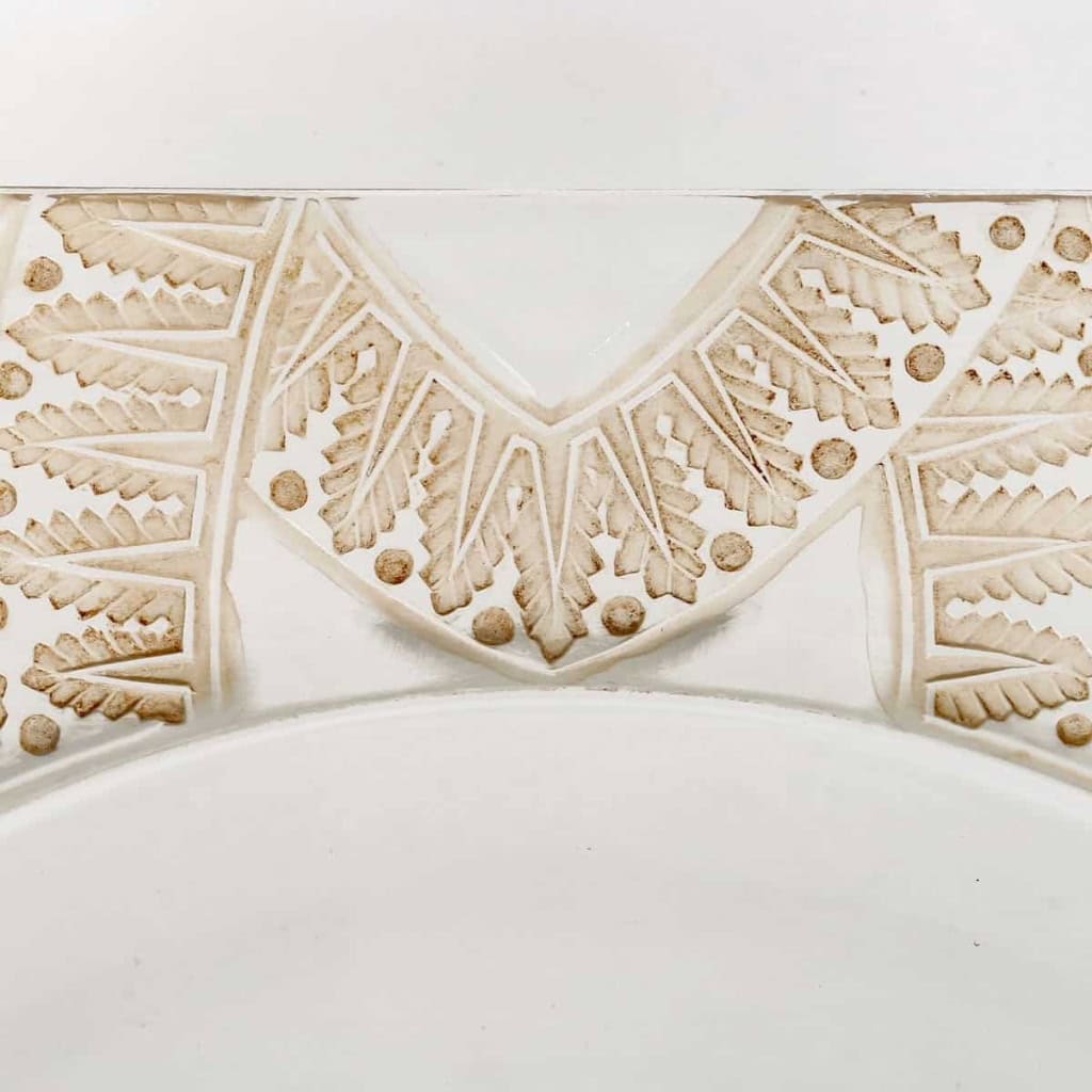 Coupe « Chantilly » verre blanc patiné sépia de René LALIQUE | Biron Coupe "Chantilly" verre blanc patiné sépia de René LALIQUE