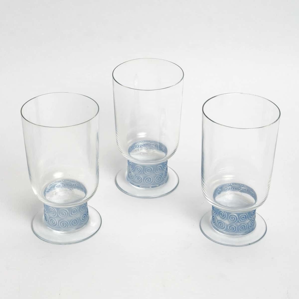 Suite de Trois Verres « Chinon » verre blanc patiné bleu de René LALIQUE | Biron Suite de Trois Verres "Chinon" verre blanc patiné bleu de René LALIQUE