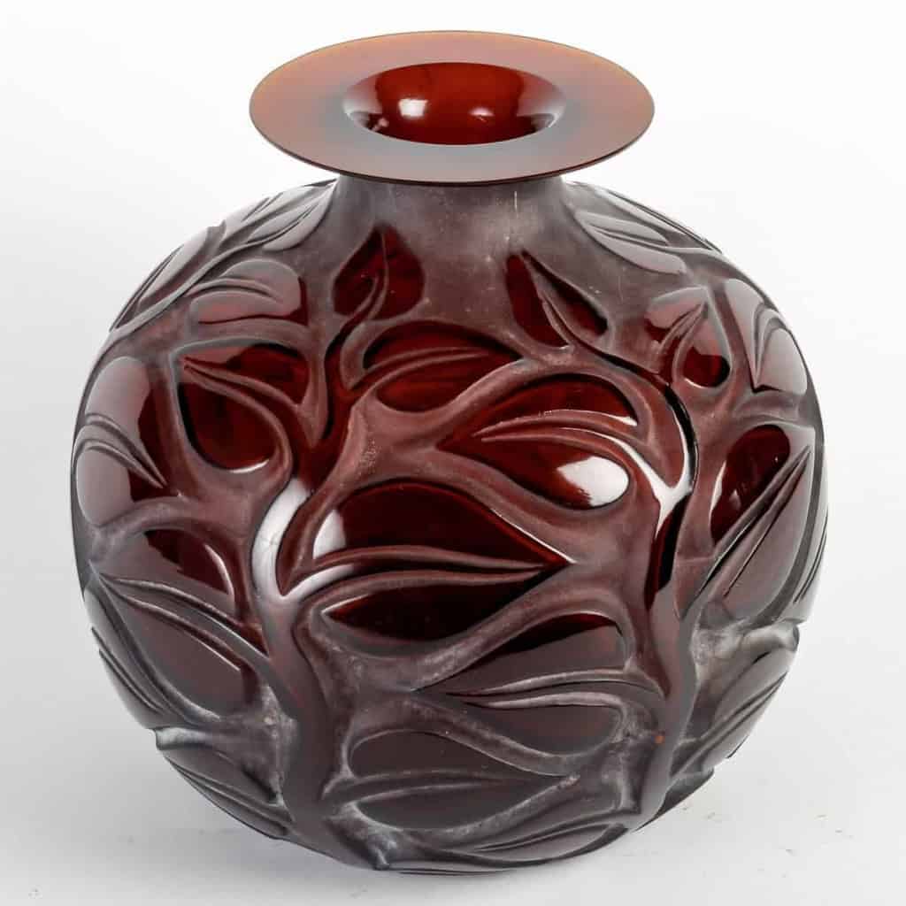 Vase « Sophora » verre ambre foncé patiné blanc de René LALIQUE | Biron Vase "Sophora" verre ambre foncé patiné blanc de René LALIQUE