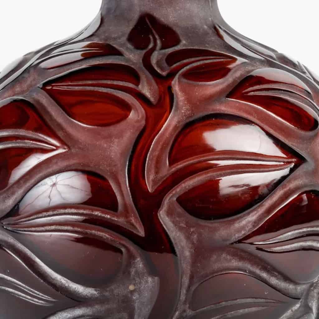 Vase « Sophora » verre ambre foncé patiné blanc de René LALIQUE | Biron Vase "Sophora" verre ambre foncé patiné blanc de René LALIQUE