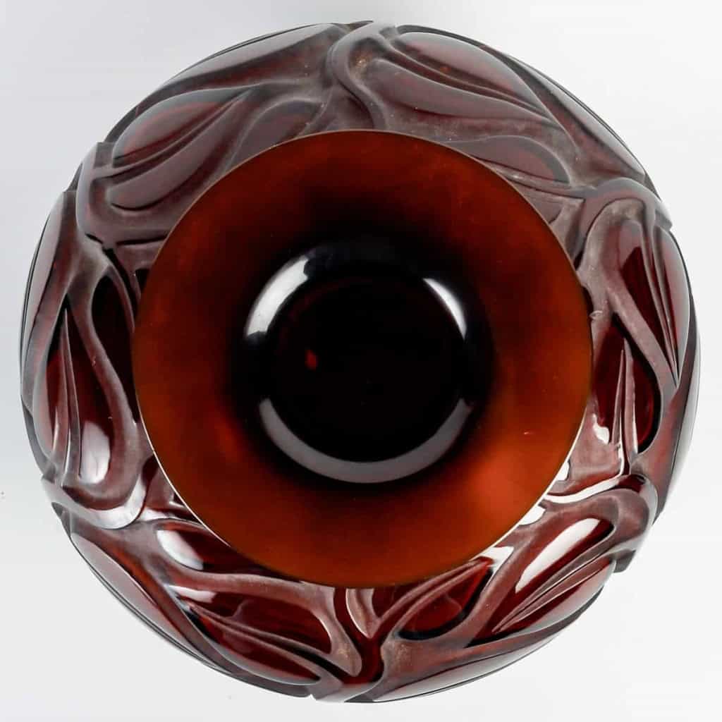 Vase « Sophora » verre ambre foncé patiné blanc de René LALIQUE | Biron Vase "Sophora" verre ambre foncé patiné blanc de René LALIQUE