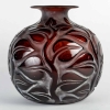 Vase « Sophora » verre ambre foncé patiné blanc de René LALIQUE | Biron Vase "Sophora" verre ambre foncé patiné blanc de René LALIQUE