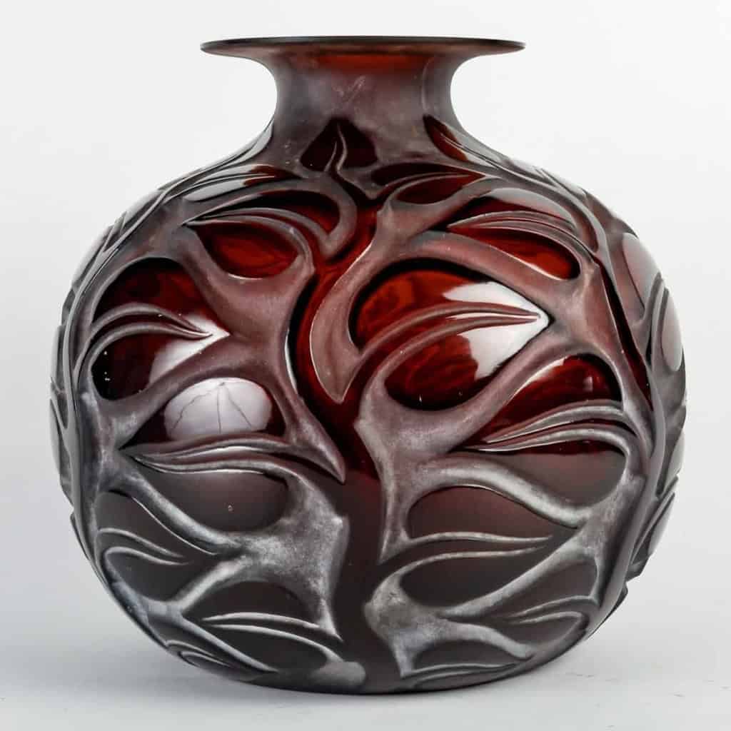 Vase « Sophora » verre ambre foncé patiné blanc de René LALIQUE | Biron Vase "Sophora" verre ambre foncé patiné blanc de René LALIQUE