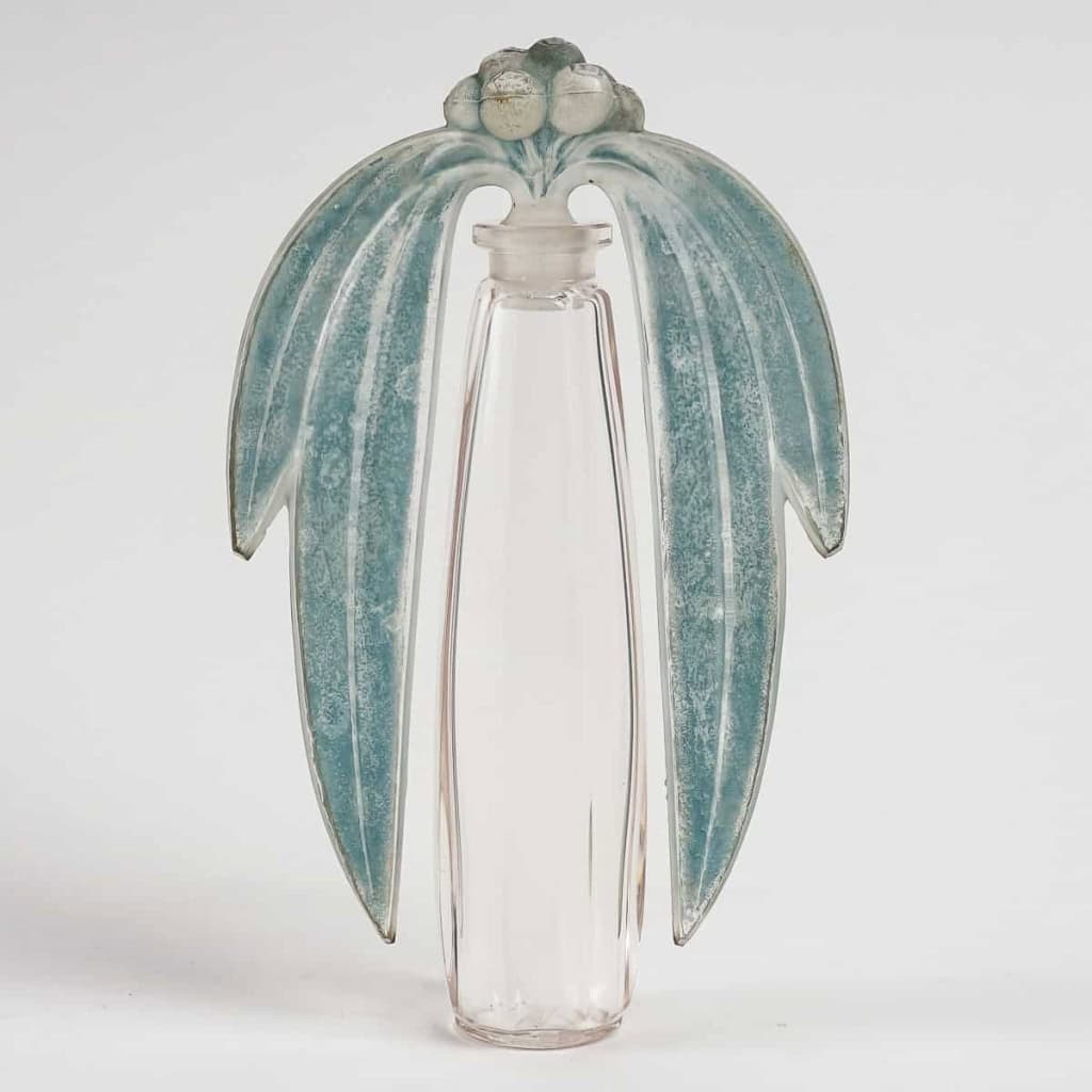 Flacon Tiare « Eucalyptus » verre blanc patiné bleu vert de René LALIQUE | Biron Flacon Tiare "Eucalyptus" verre blanc patiné bleu vert de René LALIQUE