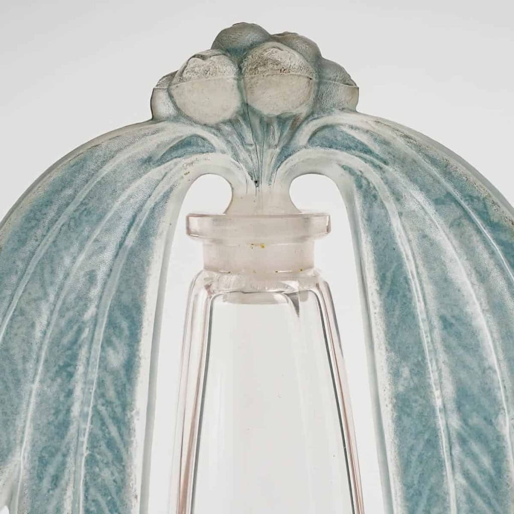 Flacon Tiare « Eucalyptus » verre blanc patiné bleu vert de René LALIQUE | Biron Flacon Tiare "Eucalyptus" verre blanc patiné bleu vert de René LALIQUE