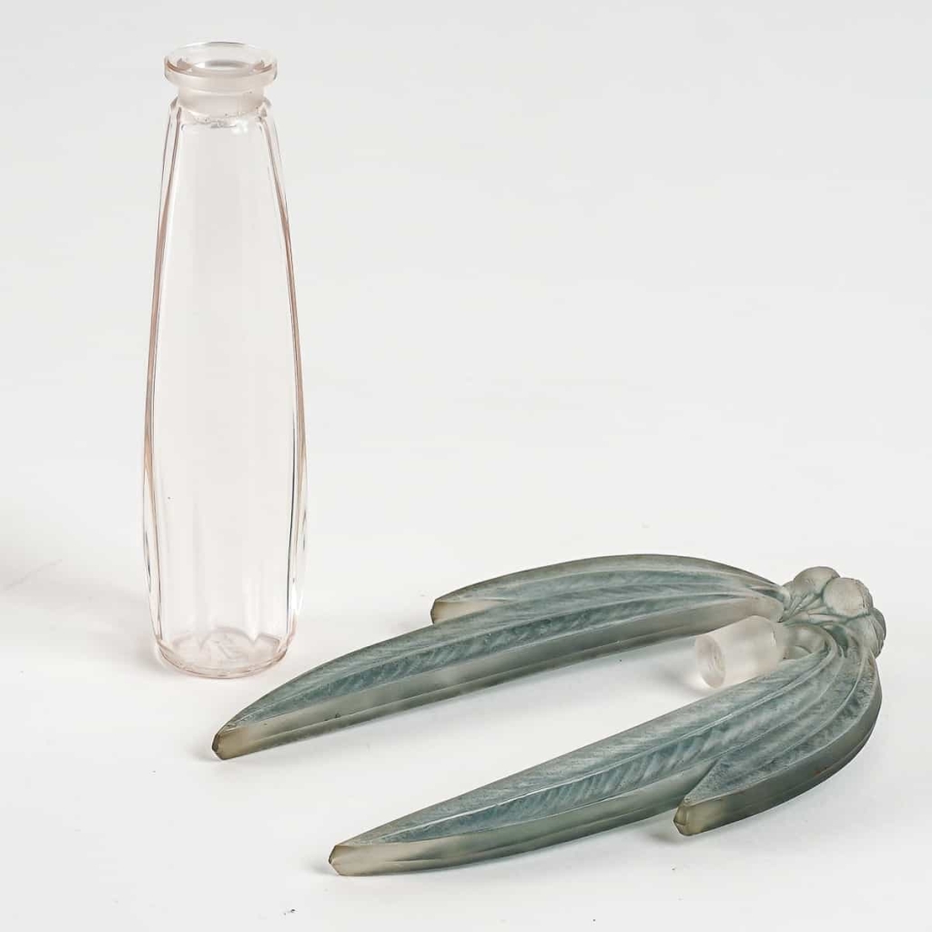 Flacon Tiare « Eucalyptus » verre blanc patiné bleu vert de René LALIQUE | Biron Flacon Tiare "Eucalyptus" verre blanc patiné bleu vert de René LALIQUE