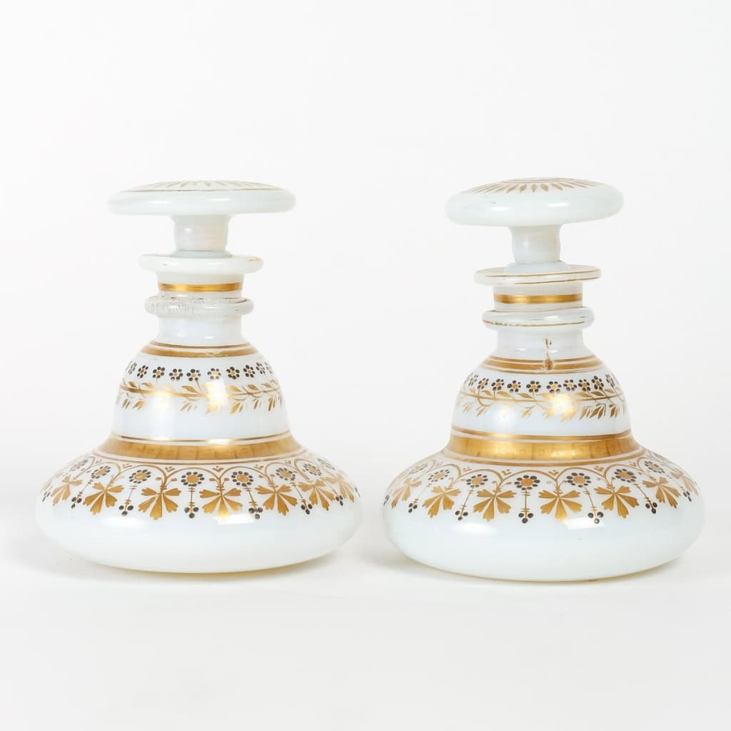 Paire de flacons opaline blancs d’époque Charles X | Biron |||||||