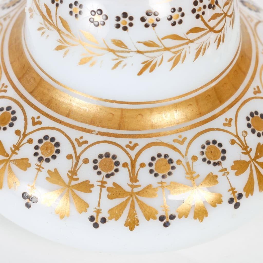Paire de flacons opaline blancs d’époque Charles X | Biron Paire de flacons opaline blancs d'époque Charles X