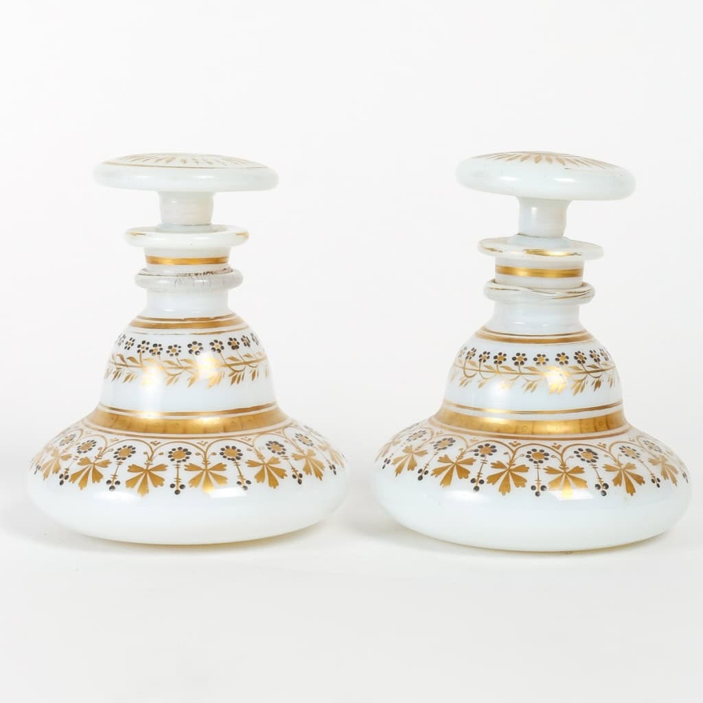 Paire de flacons opaline blancs d’époque Charles X | Biron Paire de flacons opaline blancs d'époque Charles X
