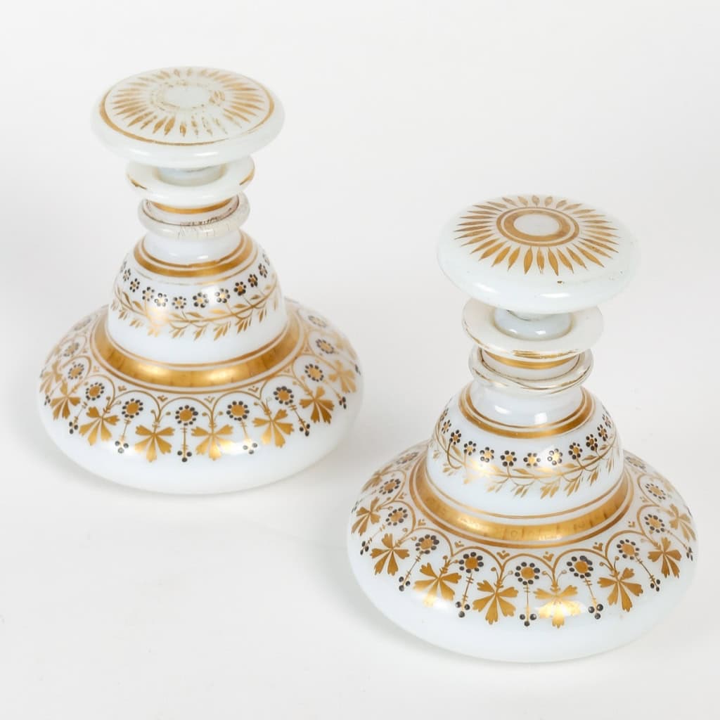 Paire de flacons opaline blancs d’époque Charles X | Biron Paire de flacons opaline blancs d'époque Charles X