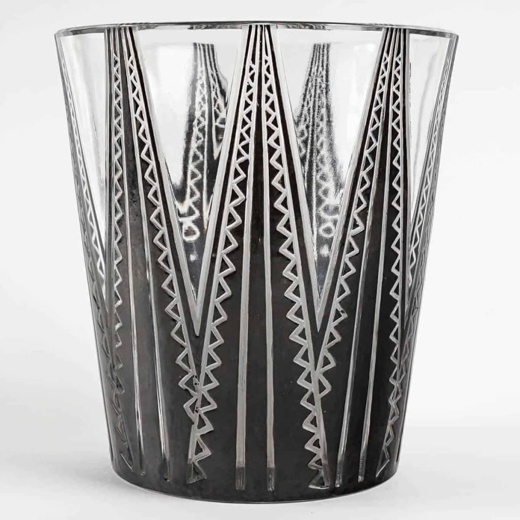 Vase « Nimroud » verre blanc émaillé noir de René LALIQUE | Biron Vase "Nimroud" verre blanc émaillé noir de René LALIQUE