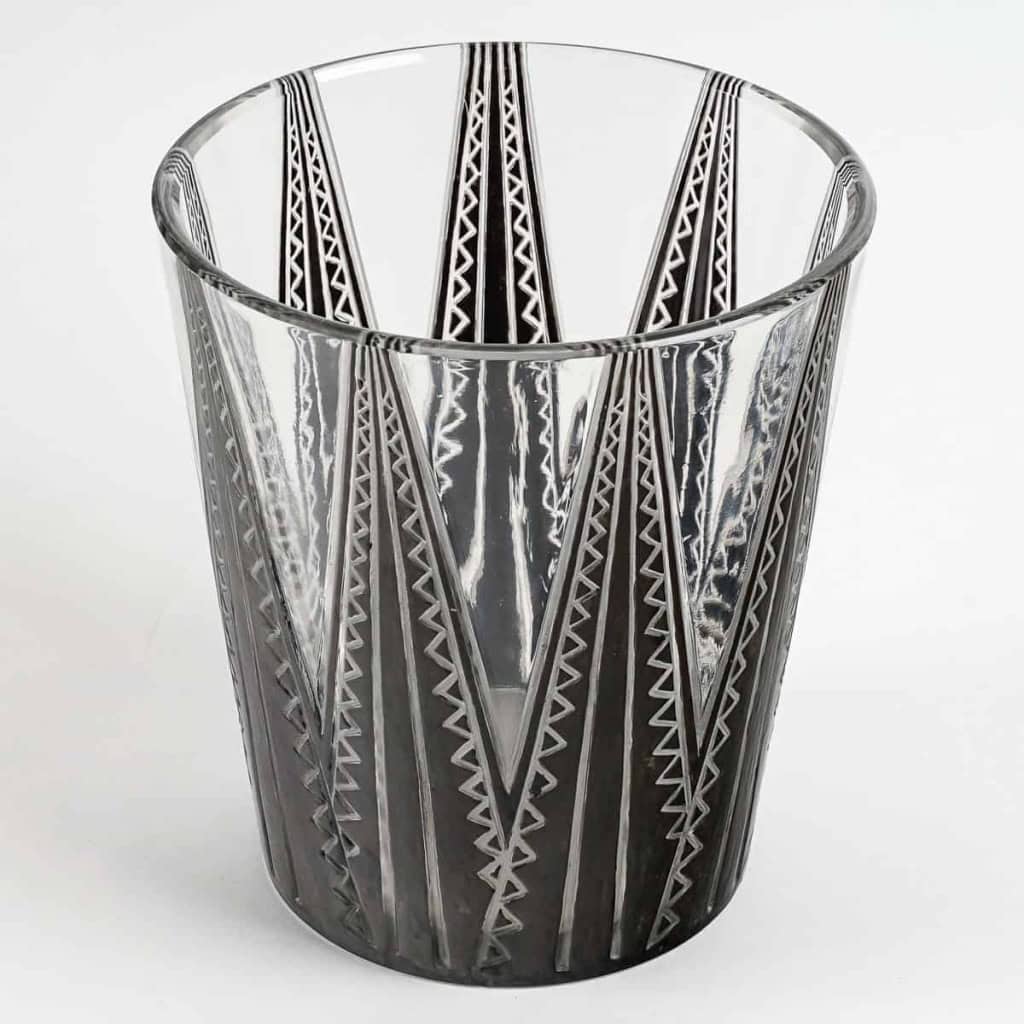 Vase « Nimroud » verre blanc émaillé noir de René LALIQUE | Biron Vase "Nimroud" verre blanc émaillé noir de René LALIQUE