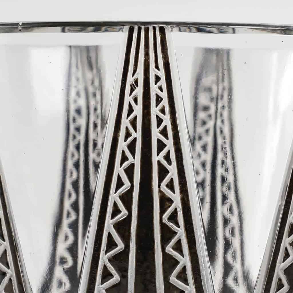 Vase « Nimroud » verre blanc émaillé noir de René LALIQUE | Biron Vase "Nimroud" verre blanc émaillé noir de René LALIQUE