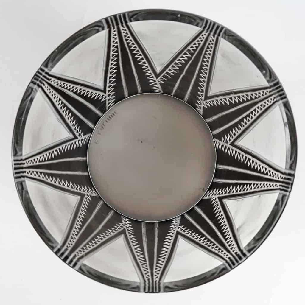 Vase « Nimroud » verre blanc émaillé noir de René LALIQUE | Biron Vase "Nimroud" verre blanc émaillé noir de René LALIQUE